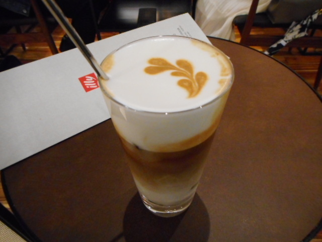 ACXJv`[m_illy C[ CAFFE LyCgVAX