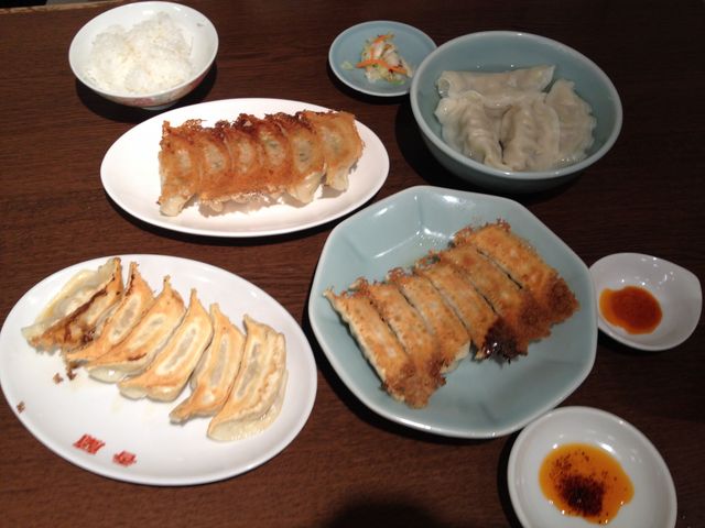 水色のお皿がみんみんです。_宇都宮みんみん 来らっせ店