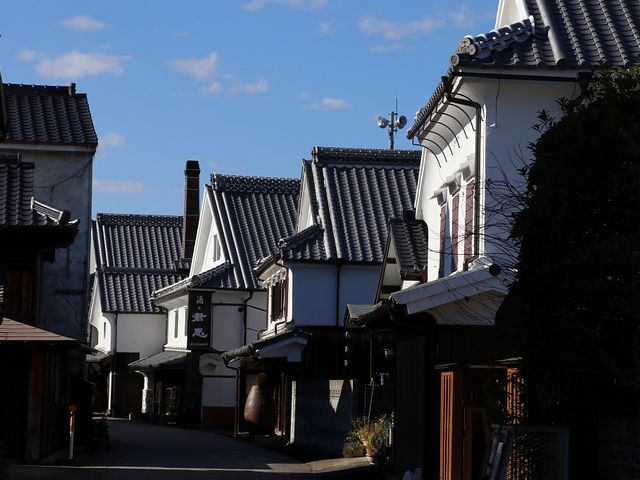 白壁の家が軒を並べています。_肥前浜宿「酒蔵通り」