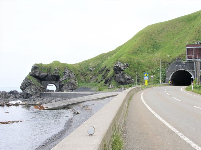 右側が新フンコツトンネル_黄金道路（北海道広尾町）