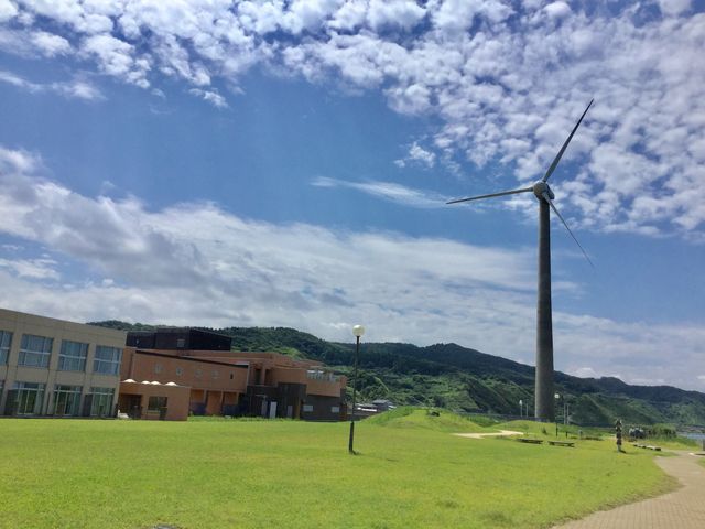 左手にあるホテルに一泊しました。とても感じの良い宿でした。_道の駅 うみてらす名立