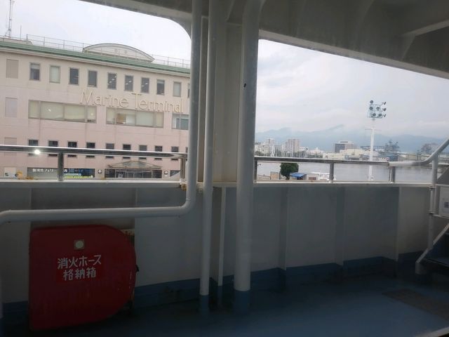 �D������̌i�F(�����`)_�x�͘p�t�F���[�i�y��`�^�[�~�i���j