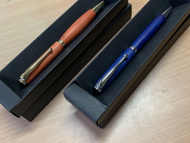 �F�̃y���͎����D�݂̔Z���߂̐F�ɁI_�킽��H�[