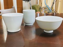 それぞれフリーカップ、湯呑み、お茶碗を選んで仕上げて焼成してもらいました。焼き立てでとても綺麗です。_有田柳窯
