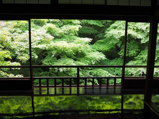 �e�[�u���̏�ɃJ������u���ĂP��_�ڗ����@