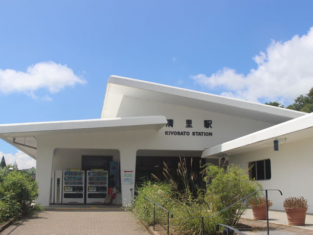 JRw@̉wɂ̑Oɂ܂_wOόē