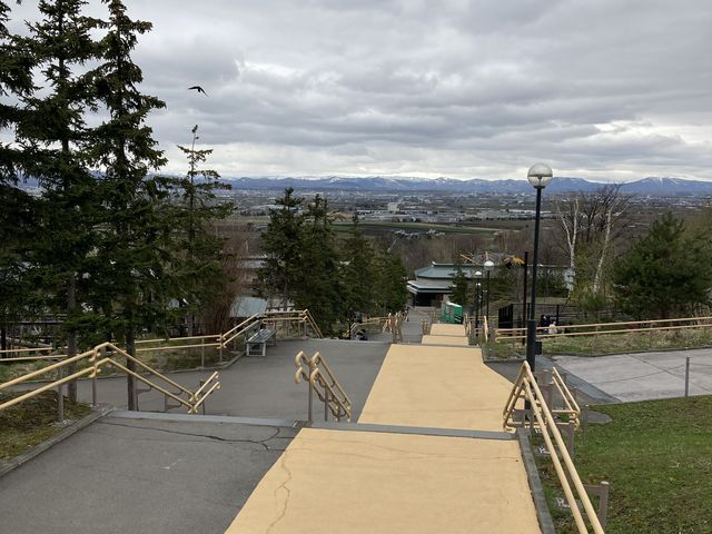 ���傩��̊K�i
�X���[�v������܂��B_���R������