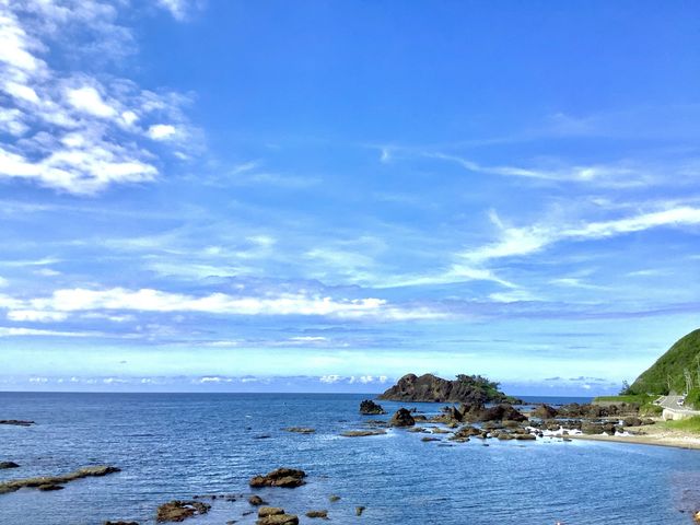 海と青空で映えました！_窓岩