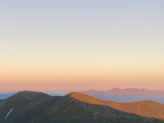 �������󂯂ċP���������̒����x�A���̌��ɒ��Ă��̔����x�B���̋���R�͖ڊo�ߑO�B_�k�����x