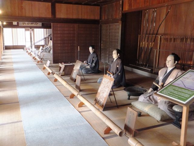 �ʔԏ��̓����F�����Ɩ�l�p�̐l�`������ł��܂��B_�V���֐�