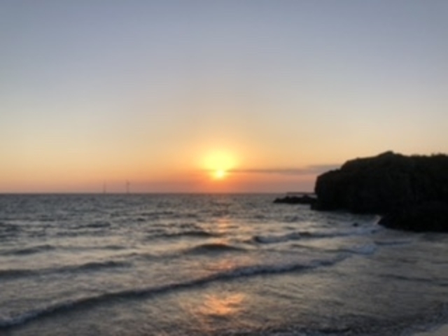 �C�̉Ƃ̖ڂ̑O�̊C�݂��猩����[��_�C�̉Ɓ@�߂�