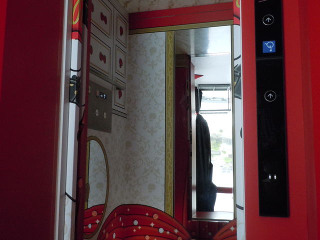 �����S�̒��@�Ԃ��G���x�[�^�[�@_HELLO KITTY APPLE HOUSE