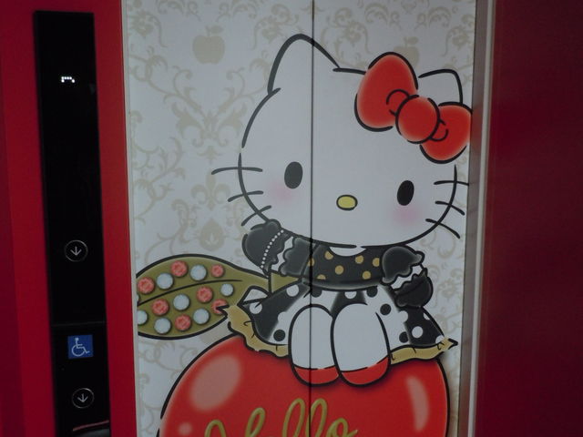 �����S�̒��@�Ԃ��G���x�[�^�[_HELLO KITTY APPLE HOUSE