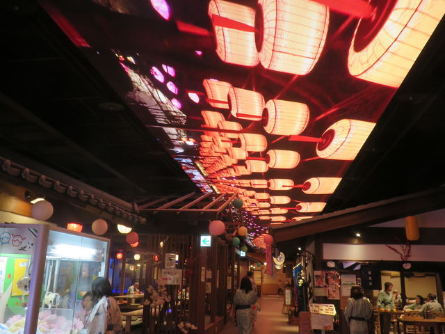 �ٓ��ʘH�̓V�䂩��͎��X�Ɖ؂₩�ȉf�����~���Ă���B_�����@���y��