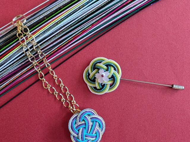 ����̑̌��Ŏ��ۂɍ������i�i�E�F�s���u���[�`�A���F�o�b�O�`���[���j�ł��B_�܌`��@�A�����J���`���[��y��