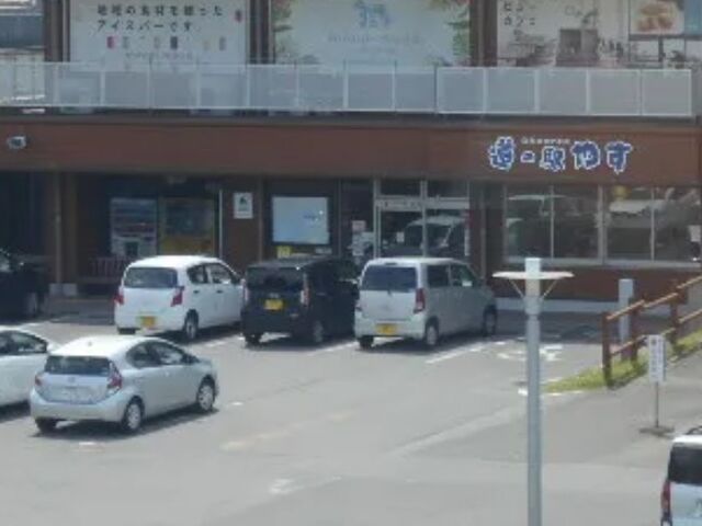 �߂��ɑ傫�ȃz�e��������C�ɖʂ����Y��ȓ��̉w�ł��B�F�X�ȕ���ɕ�����Č������L��܂��B_���̉w �₷