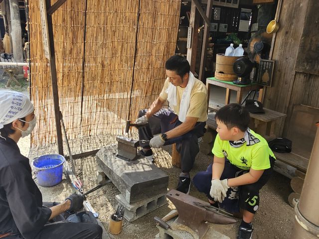 �����΍���a�̊������f�G�ł��B�b�艮���񂪑��Őe�؂ɋ����Ă���܂��B_�����̂����₳��@�L���d���n���X