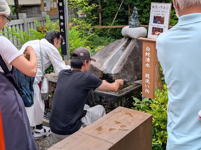 ���֙����V�Ђ̑O�ɂ���K�􂢏��ł��B_�֌E�_��