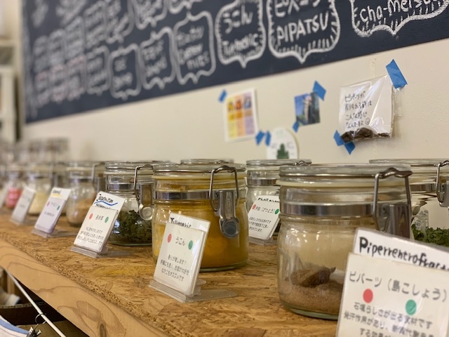 ���̃X�p�C�X�́A���\���낢��`�I������X�p�C�V�[�I_����̌��H�[��񂽂�