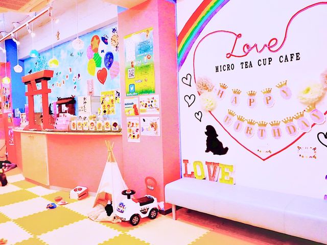 【店内】
ピンクで可愛い店内でインスタ映えな写真が撮れちゃう！_Micro Tea Cup Cafe