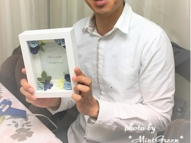 �v���U�[�u�h�t�����[�A�����W�i�t�����[�t�H�g�t���[������j�̌�
�ޏ��ƋL�O���s�̎ʐ^�����邽�߂ɃT�v���C�Y�v���[���g����Ƃ��ĎQ��_�Ԃ̃A�g���G��MintGreen��