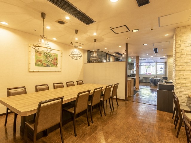 �z�e���E�B���O�C���^�[�i�V���i�����É�