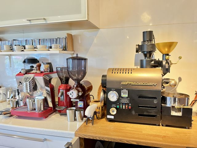 ���������́A�J�t�F�Ƌ߂��̐�p�H�[�ɂāA�N�x���ۂĂ�ʂ��������B���̓s�x�A�҂����Ă��h���b�v����R�[�q�[�́A�Ȃ�ƁA������蔼�z�I_�J���g�i�[�W�������o�[�Y(�z���ƕ�����)