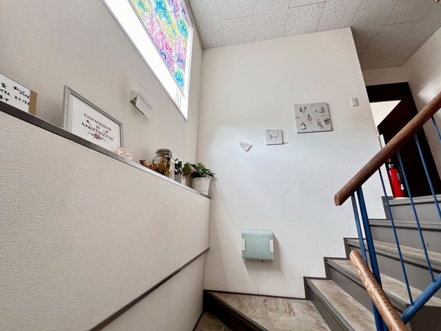 2�K�̃J�t�F�Ƃ������ɏオ����K�i_�J���g�i�[�W�������o�[�Y(�z���ƕ�����)