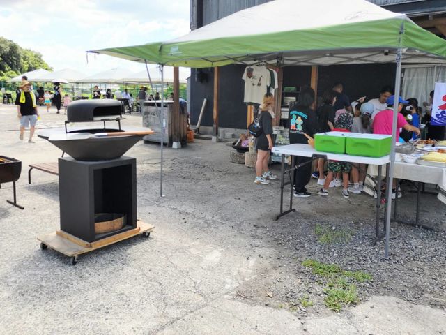 �X�̃o�[�x�L���[_�z�y�̐X