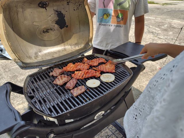 �X�̃o�[�x�L���[_�z�y�̐X