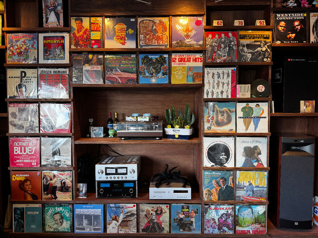 �~�n���̃J�t�F�X���̃��R�[�h�R�[�i�[_The Little Bee