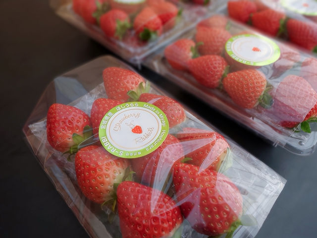 SHOP�Ŕ̔����Ă���C�`�S_Strawberry Rabbit's