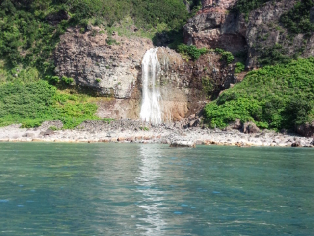 船から見ると何となくの滝です。「_カムイワッカ湯の滝