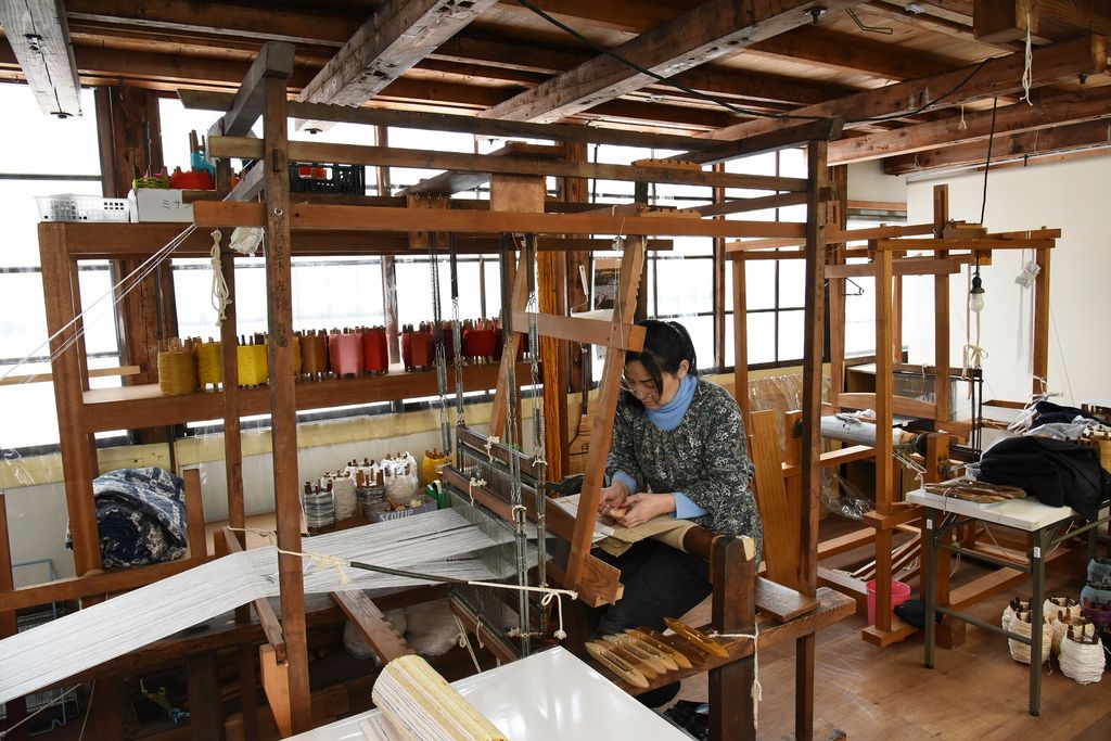 米沢織織元の店 織絵夢人館