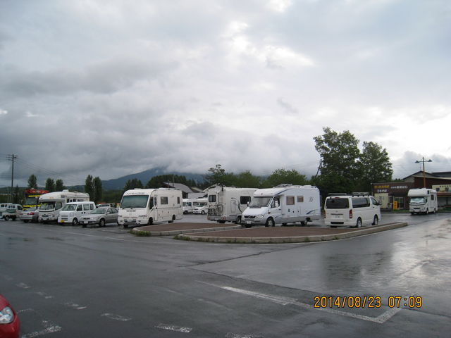 _ɉBꂽrRobNɂԏłALJ[񂢂܂B_̉w jZRr[vU