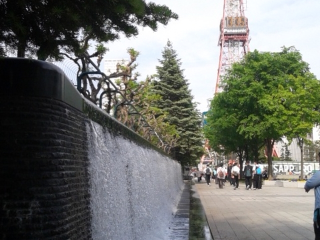 �����̗���鐅�Ƌ���_�����ۂ�e���r��