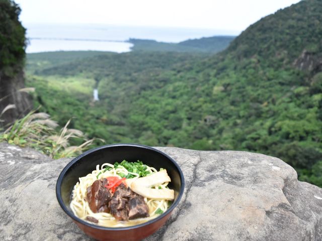 �s�i�C�T�[���̑�̏�ŐH�ׂ锪�d�R�����B_���\���J�k�[�c�A�[�̂�т�Ղ�Ղ�u�̂�Ղ�v