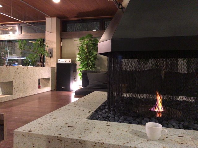 �͘F���H�̑O�ŃR�[�q�[����t�􂭂낰�܂�_���ӂ�cafe bijinyu