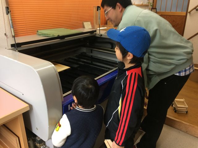 [U[HĂ邠ɋLOBẽvgłĂċAɂ͎ʐ^ĎA܂_؍H