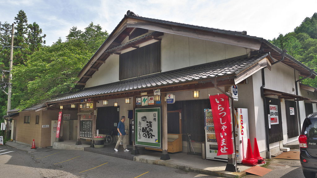 花桃発祥の地、はなもも街道。清内路村の国道256号は木曽谷と