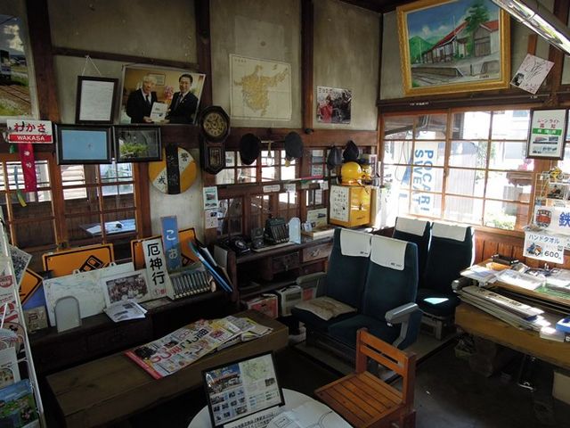 �V���b�v�ɂȂ��Ă���w�ɓ�_���w