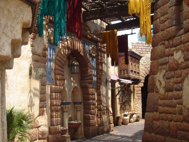 �V�[�Ȃ疳�l�̊X���݂��B��܂�_�����f�B�Y�j�[�V�[(R)