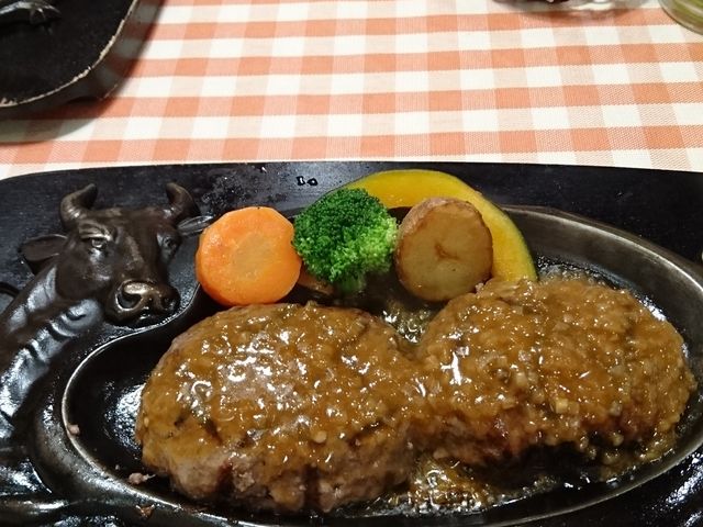 目の前で割ってくれます。_炭焼きレストラン さわやか 静岡池田店