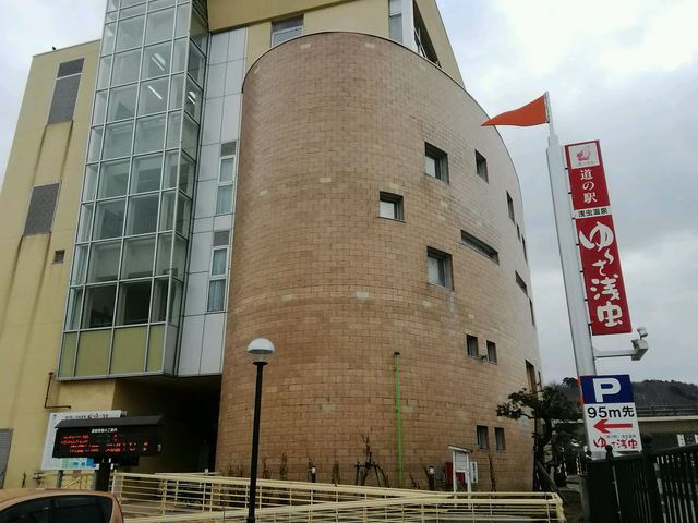 ���ԏꂪ�����̎��ӂɕ�������A3�K�ɂ̓��X�g�����A�T�K�̉���ɂ͒n���̂��q���񂪑����悤�ł��B_���̉w ��[����