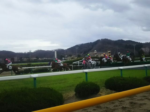 ��Q���[�X�B�ڂ̑O�Ŕ��͂��郌�[�X���y���߂܂��B_�������n��