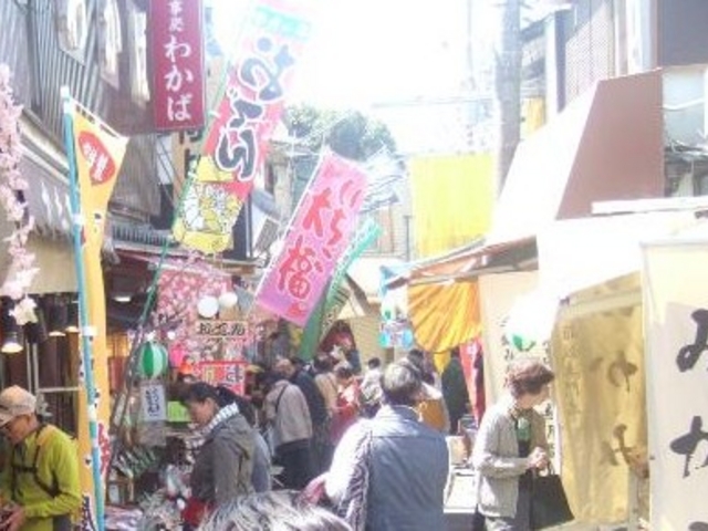 ごちゃごちゃとしたにぎやかな参道です。_石切参道商店街