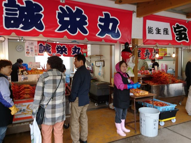 eXƂRɃJjׂĈАǂĂ܂B̂500~`傫̂ł1500~炢B
_̉w }h[\