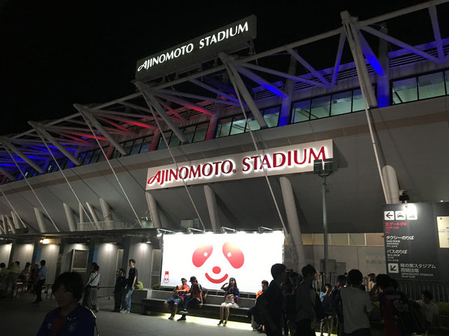 �`�[���J���[�̐ƐԂŃ��C�g�A�b�v�B�O�ꂵ�Ă��܂��B_���̑f�X�^�W�A��