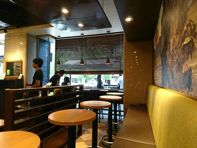 ��l������_�X�^�[�o�b�N�X�R�[�q�[�E���炷�܋��s�z�e���X