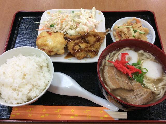 �t�[�h�R�[�g�ŐH�ׂ���H�B�����Ă��܂�����_���̉w ���Ƃ܂�